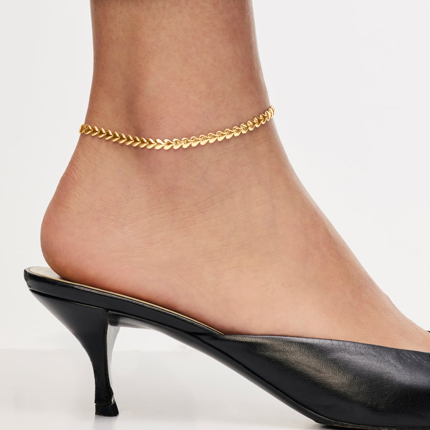 Heart String Chain Anklet Gold on model