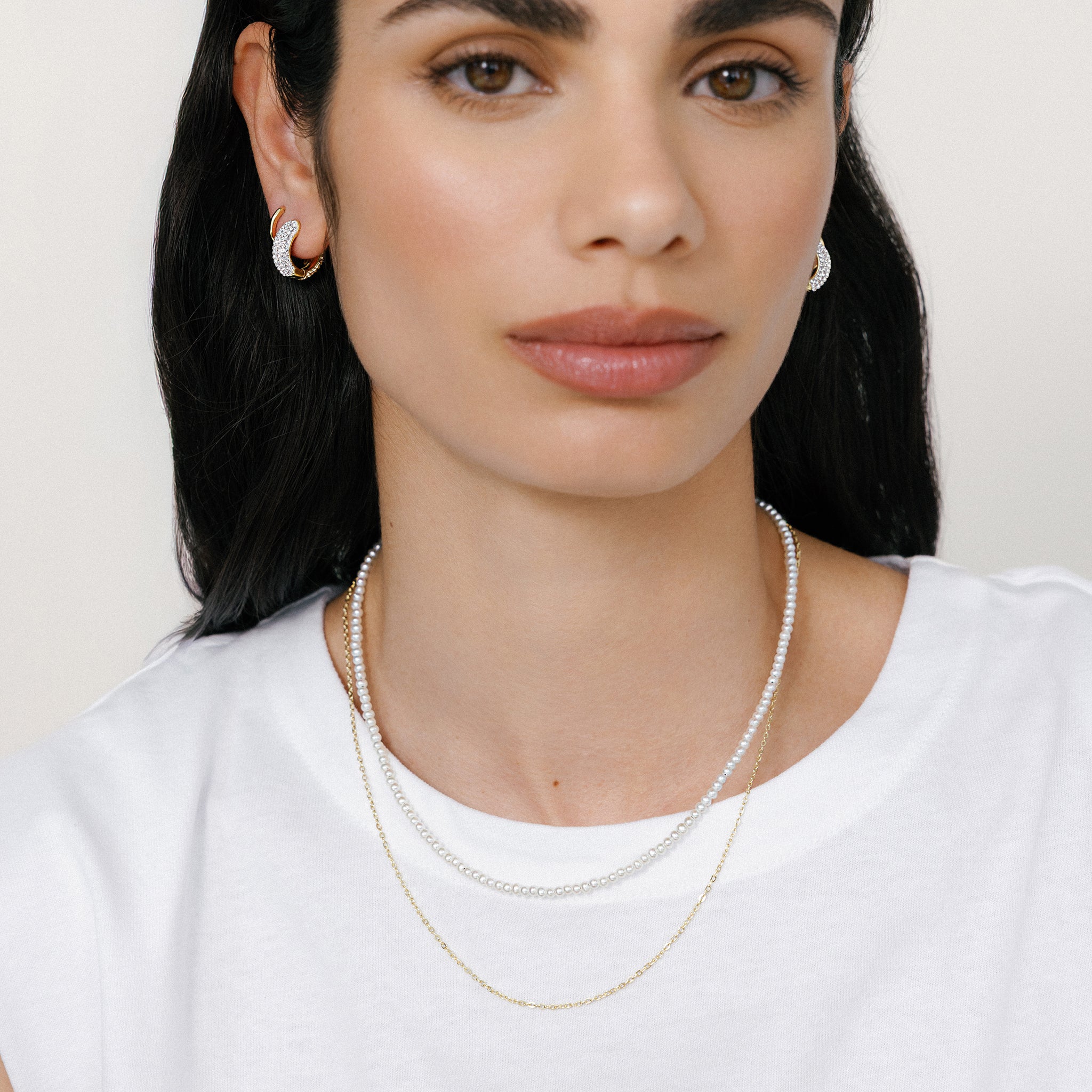 Pearl Layer Necklace on model